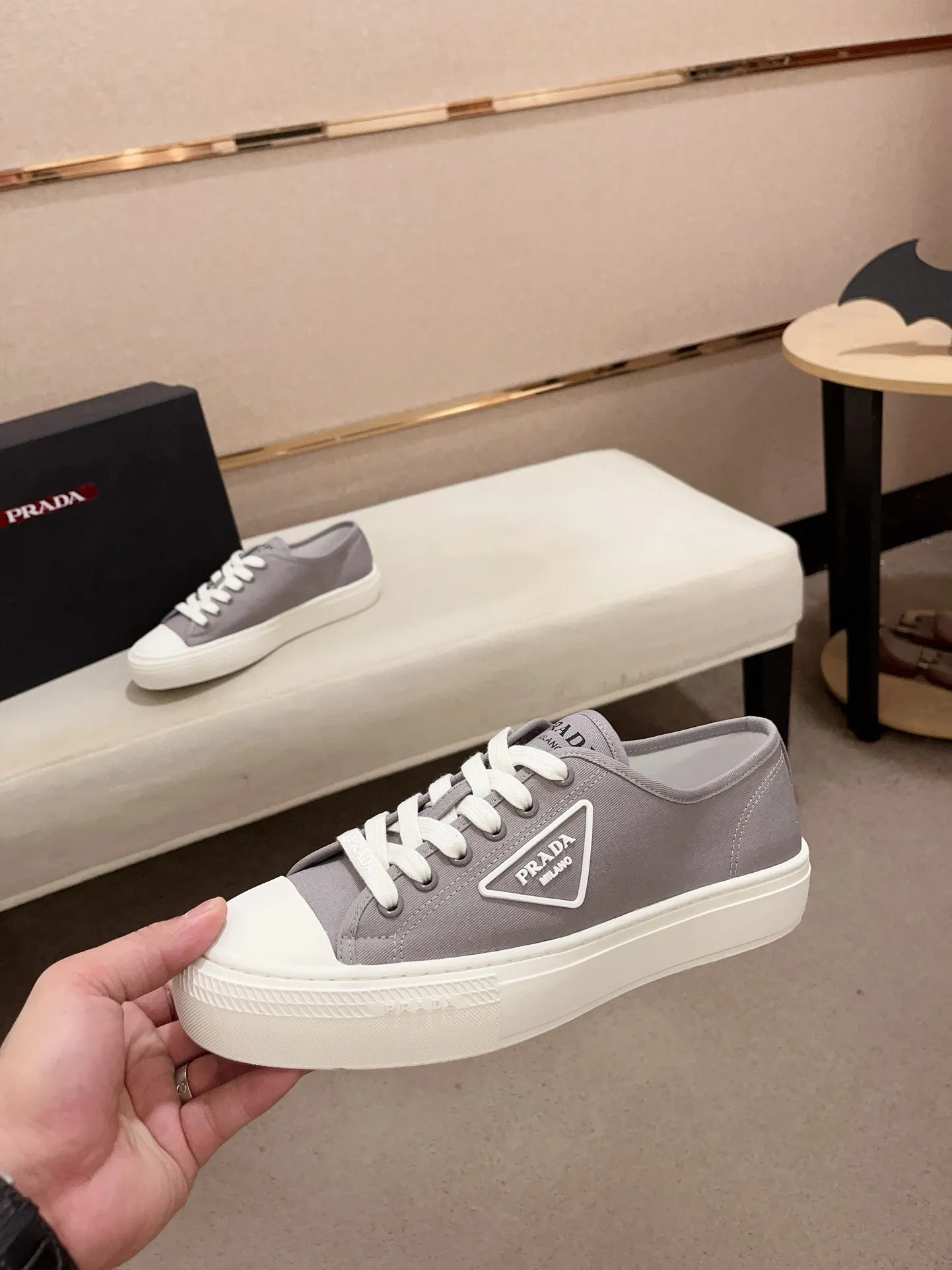 Men's shoes 💰 580💰 ✔️✔️✔️High-quality new PRADA counters are launched at the same time. The new men's shoes and 😘fabrics are selected from first-layer cowhide and are made by pure handicrafts. Lining: Full cowhide lining. 👍🏿 High-end ☄️ air-cushion molded anti-slip rubber outsole, exquisite lines, simple and elegant, comfortable and high-end for leisure travel. Code number: 38 to 44 (45 can be customized)